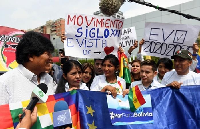 becarios-bolivianos-en-venezuela-reciben-a-evo-y-se-adhieren-al-banderazo-615808